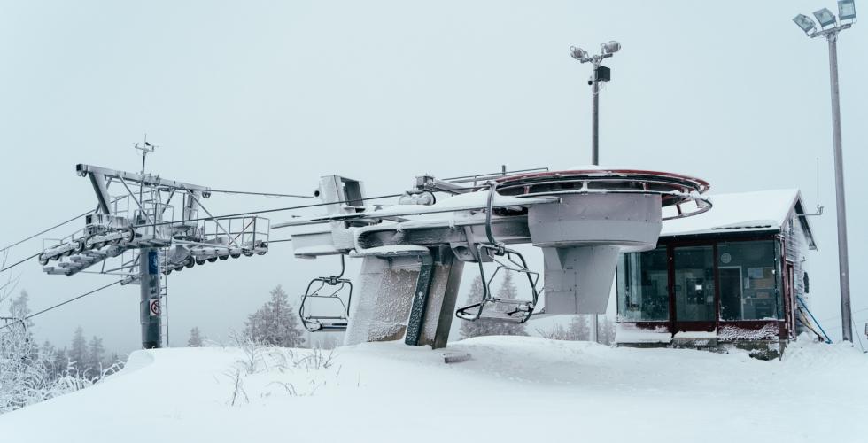 tom skiheis i overskyet vær på tryvann