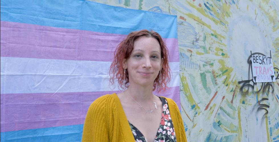 Mathilde Decaen Fossheim poserer foran transflagget