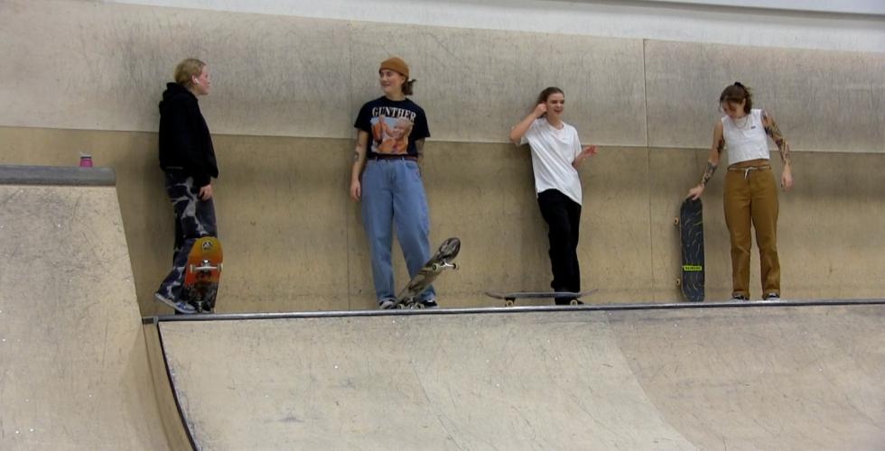 Marte Gundersen og Tiril Melby står sammen med andre jenteskatere i Oslo Skatehall