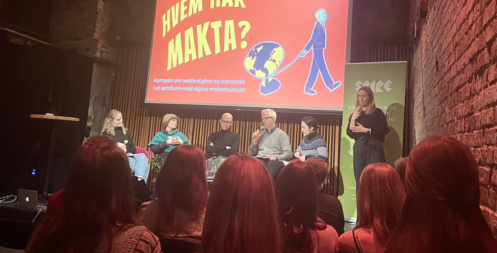 Bildet vise et panel bestående av deltakerne Aili Keskitalo, Per Gunnar Røe, Jan Thomas Odegard og Caroline Herlofson på scenen på Kulturhuset i Oslo