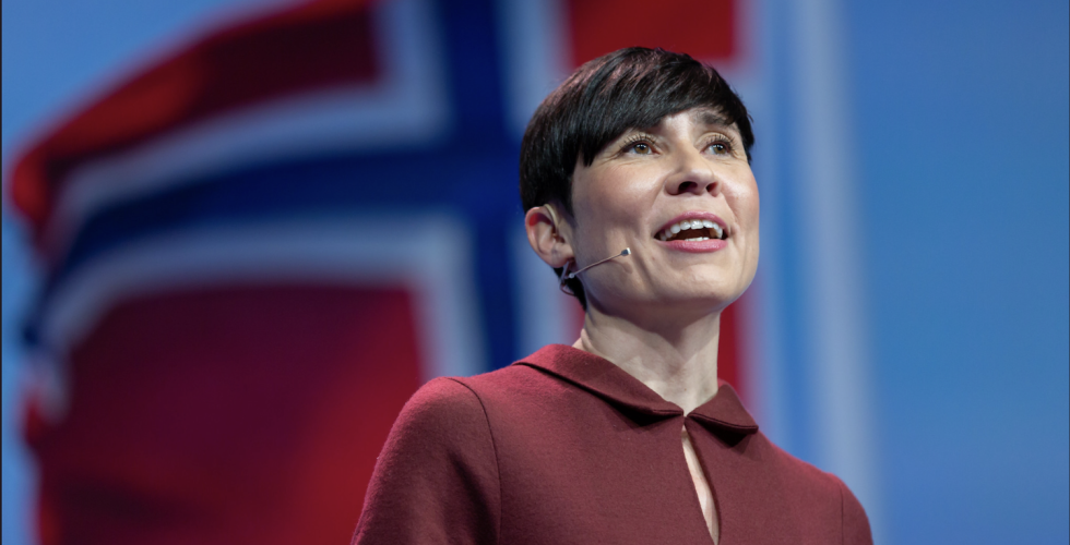 Ine Eriksen Søreide foran et norges-flagg