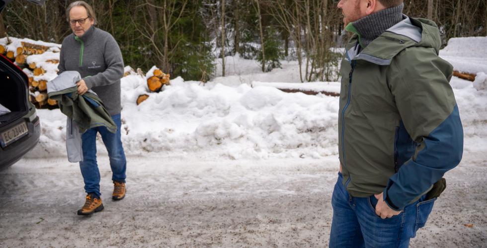 picture of Ole Gram Dæhlen og Karl Henrik Skinstad Berke putting on shell jacket.