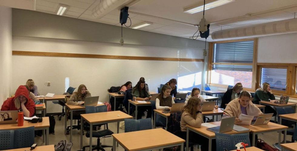 skoleelver i klasserommet