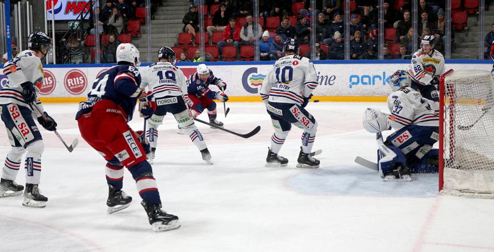 Spiller på Vålerenga hockey skyter på mål