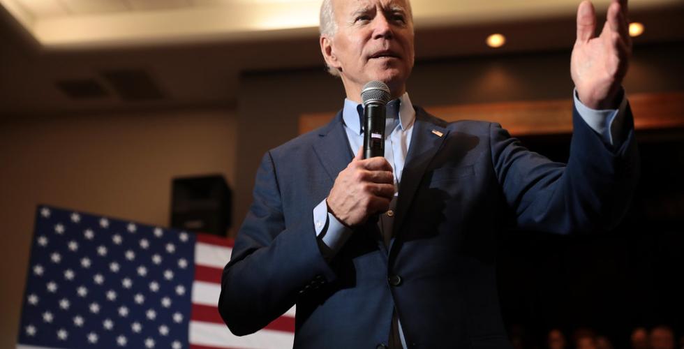 Joe Biden holder en tale for en forsamling