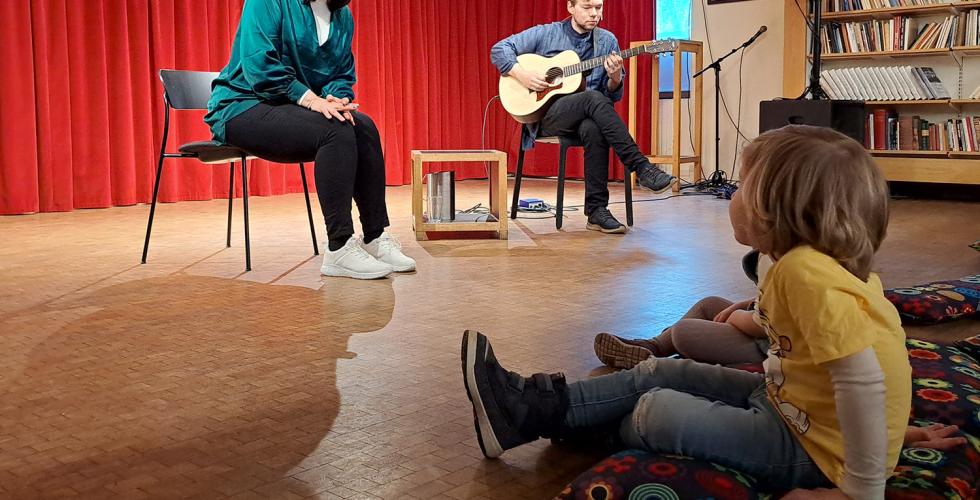 Marianne Sundal og Viktor Bromstad i Litteraturhuset foran barn i en fortellerstund