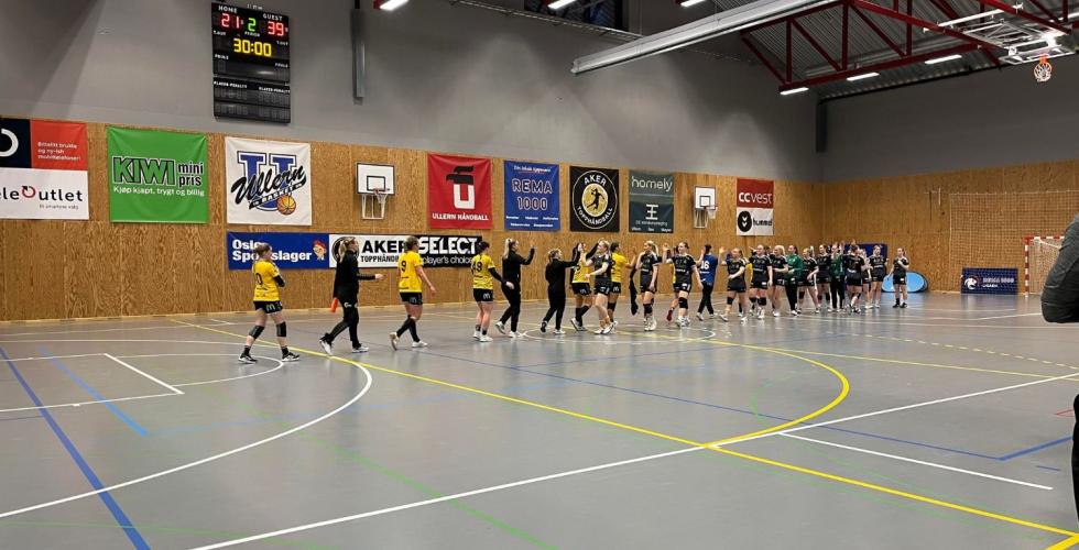 Mange håndballspillere går mot hverandre og hilser