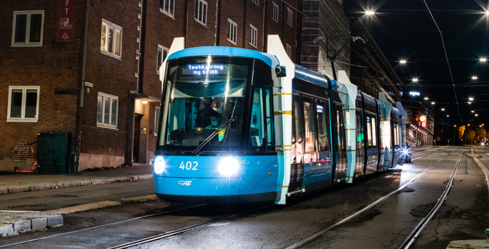 De nye trikkene har startet prøvekjøring i Oslo. Trikken kjører her gjennom Oslos gater på kveldstid. 