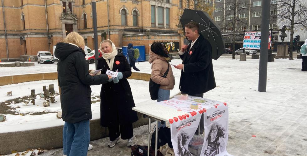 Elever står på stand på Nationaltheateret