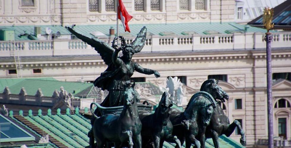 Statue og flagg i stein i den østerriske byen Wien