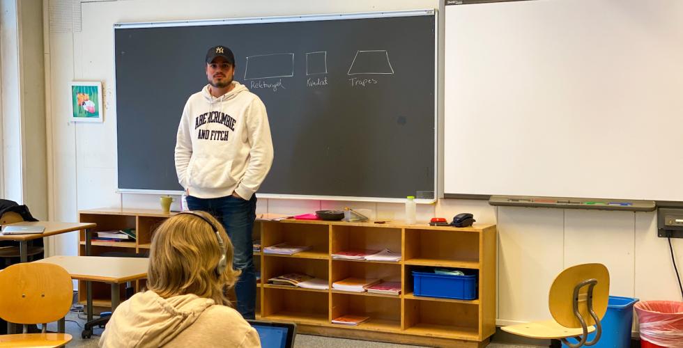 Steffen Heistad står foran ved kateteret og tavlen i klasserommet.