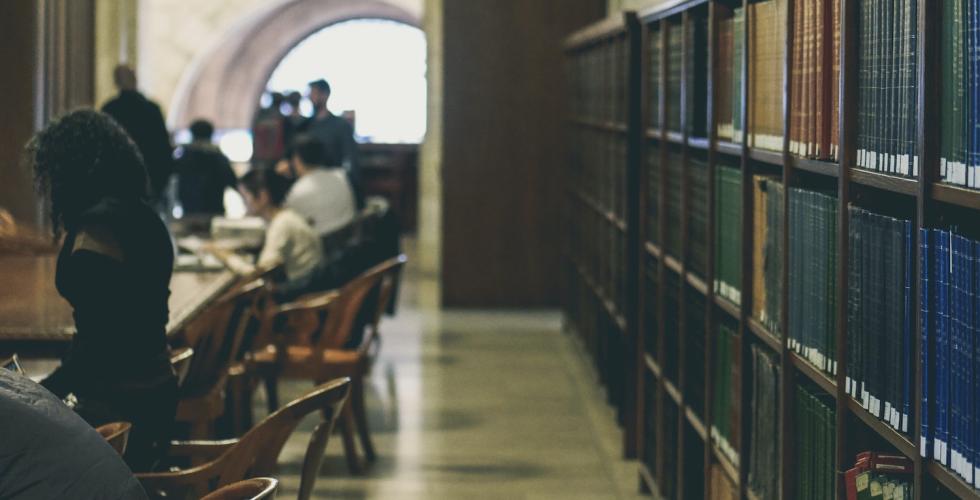 Mennesker tilbringer tid på et bibliotek. 