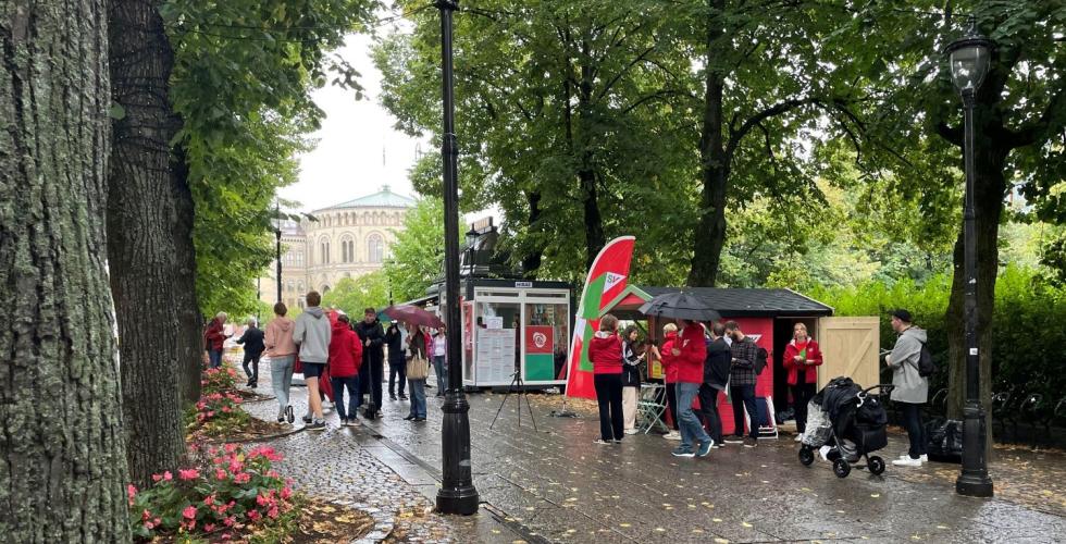 SVs valgbod foran stortinget i Oslo på en regnværsdag