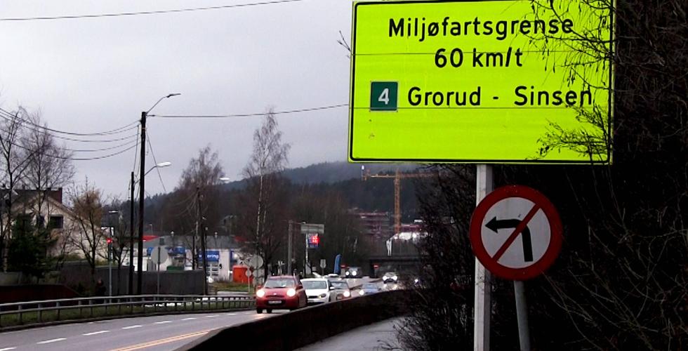 Skilt langs veien hvor det står at fartsgrensen er satt ned fra 80km i timen til 60km i timen på Trondheimsveien mellom Sinsen og Grorud