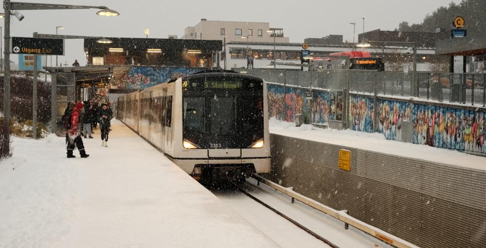 T-banen på Skullerud i fullt snøvær