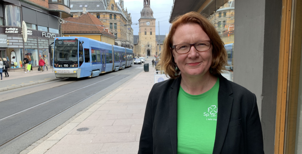 Bjørg sandkjær står ute på Grensen i Oslo.