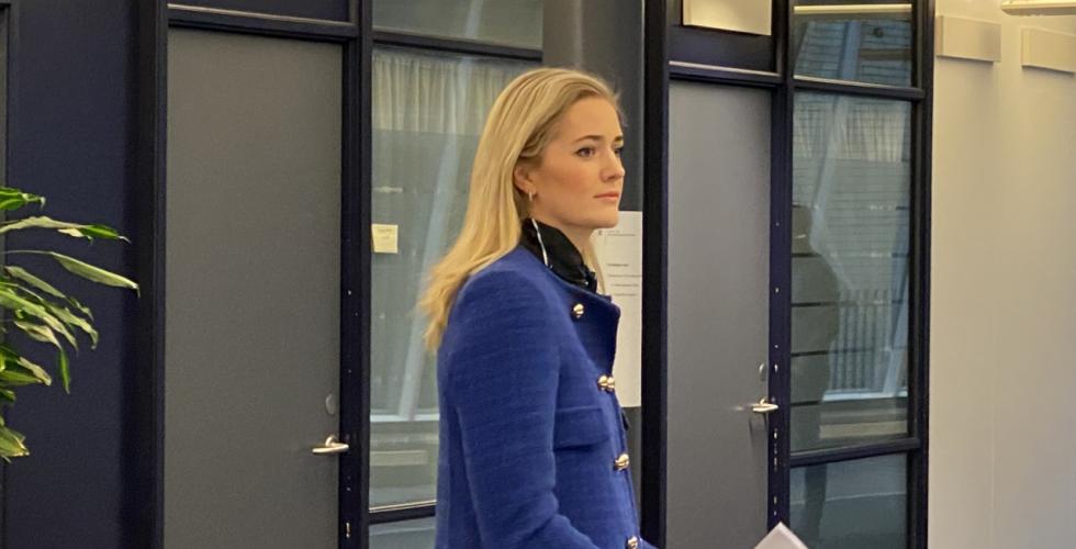 Justis- og beredskapsminister Emilie Enger Mehl ser utover pressekonferansen. 