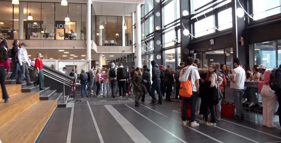 Mange elever i amfiet på Nydalen videregående skole. 