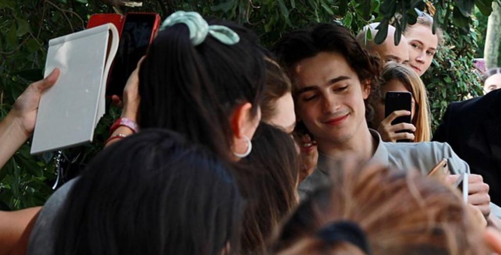 Bilde av Timothée Chalamet med fans