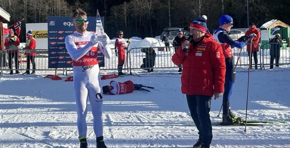 Petter Northug løfter Tour De Ski-trofeet fra 2015 etter målgang på 10km på Nes