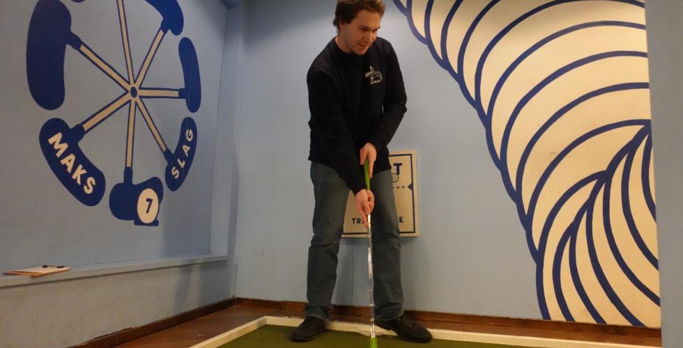 Tomas Foshaugen spiller minigolf.