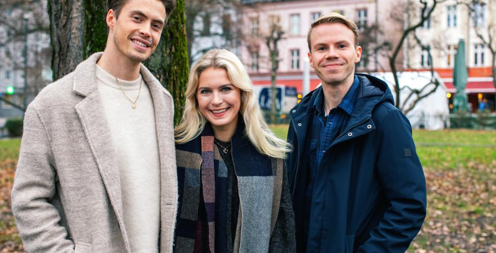 Tre personer står i en park. Fra venstre: Leif Kokvoll, Silje Hagrim Dahl og Aleksander Dokkeberg.