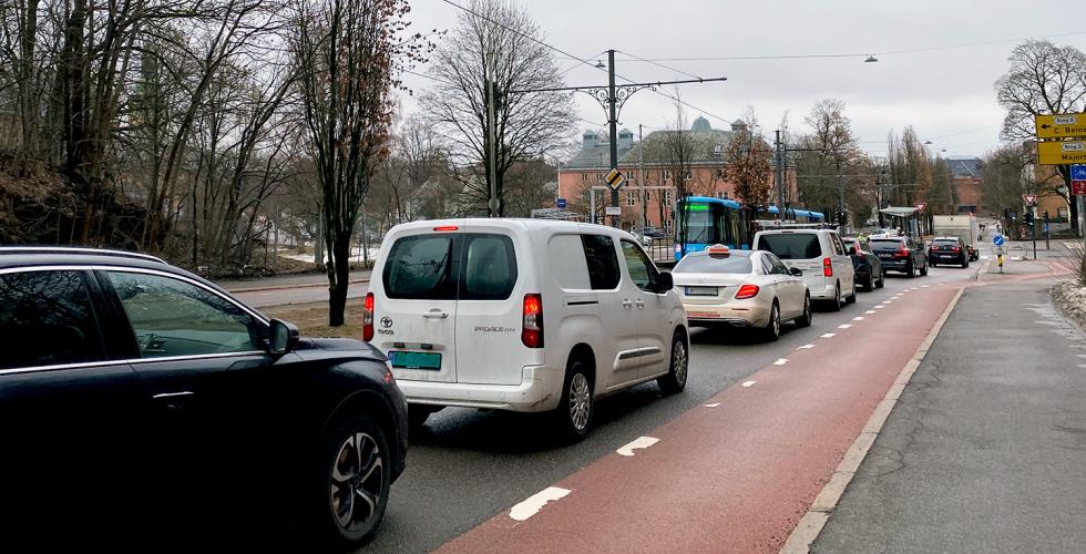 Biler står i kø og venter på grønt lys