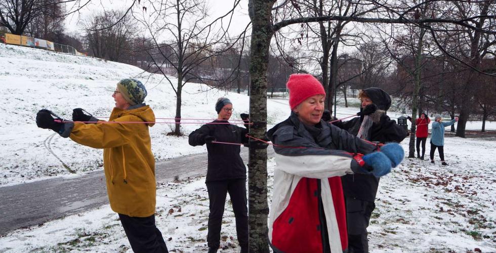 Heid Hope, Siri Hagen, Ingunn Lomelann og Sissel bakke trener i Tøyenparken