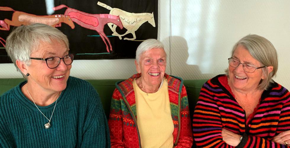 Marit Kise(66), Guro Jensen(84) og Randi Nielsen(74) sitter sammen i sofaen.