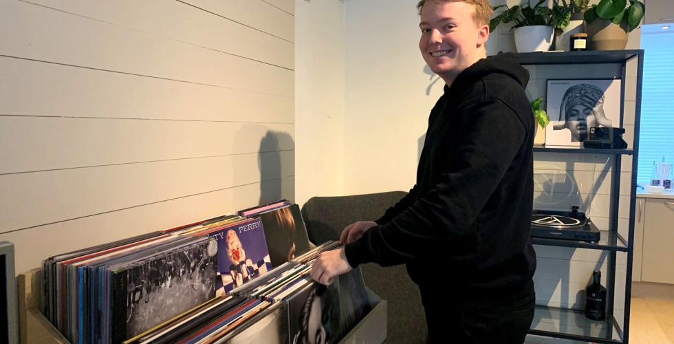 Trym viser fram vinylplatene han har av albumene til Adele.