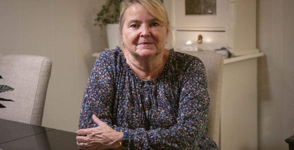 Turid Granheim Bøhn ser på strømregningen sin.