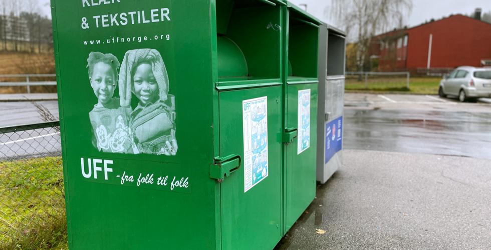 De grønne UFF containeren står på parkeringsplasser utenfor butikker.