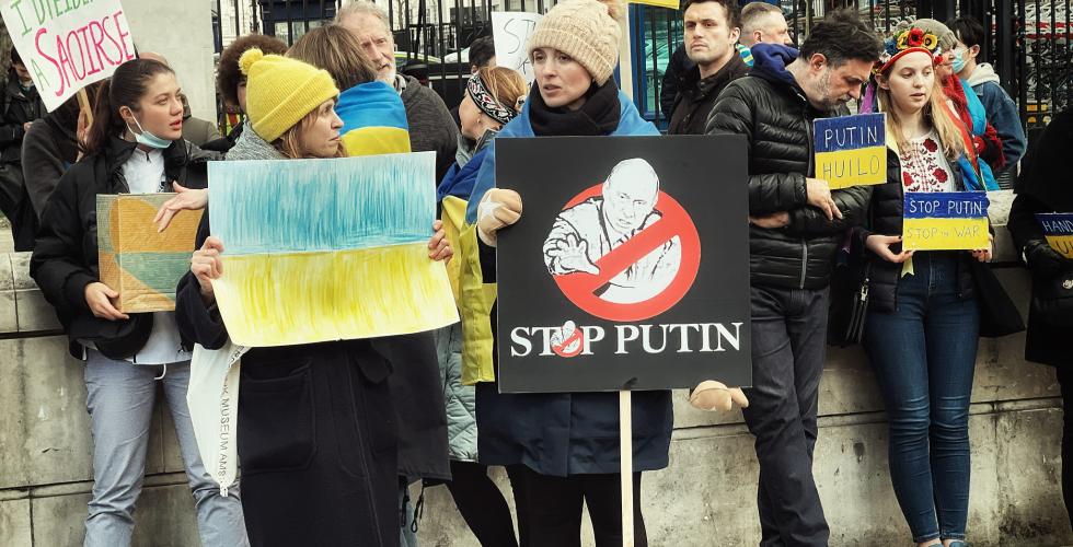 Demonstrasjon – flere folk demonstrerer mot Putin med plakater