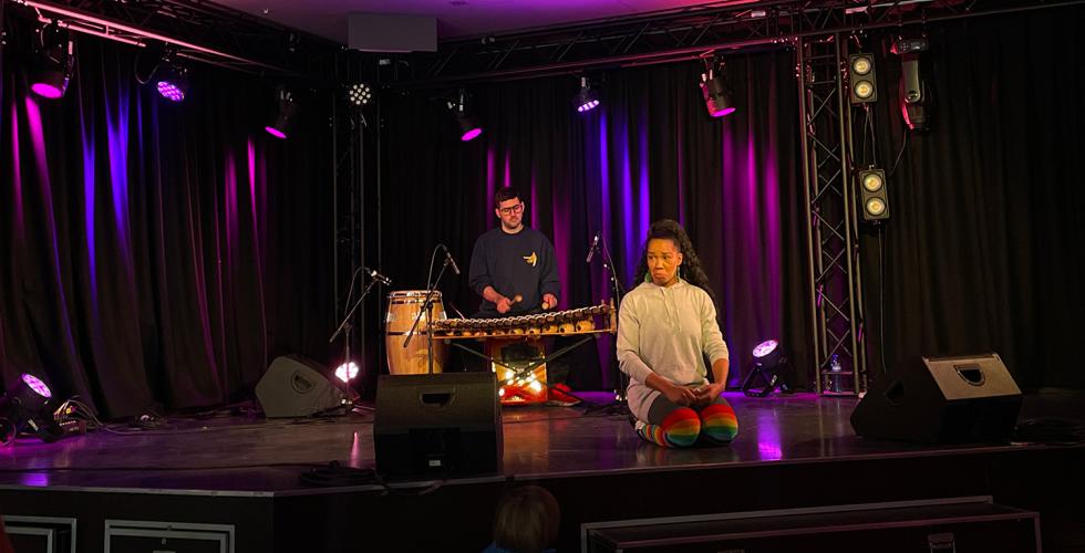 Bildet viser to musikere på scenen under en forestilling for barn på Popsenteret. 