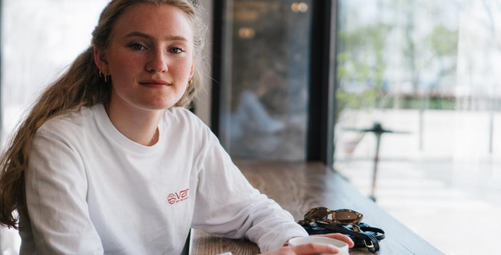 Maria Elise Moe på kafe