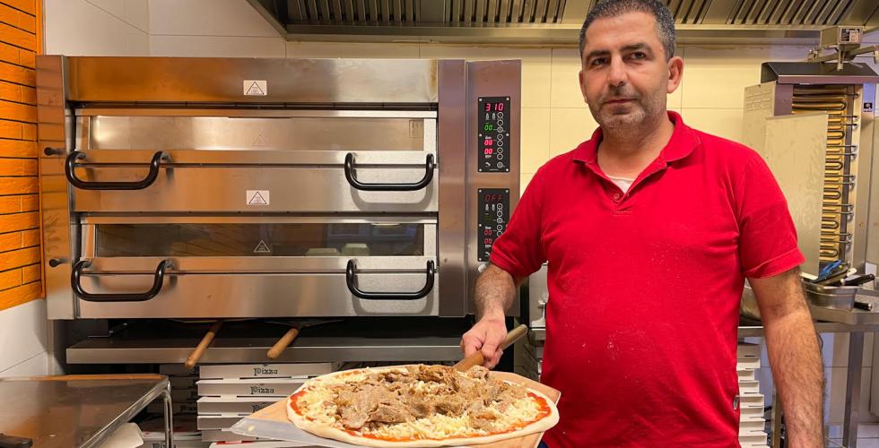 Ekrem Kacmaz er spesialist på kebabpizza. 