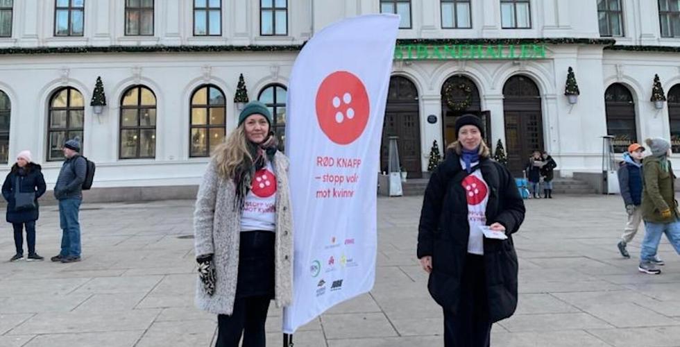 Utdeling av røde knapper foran Oslo S