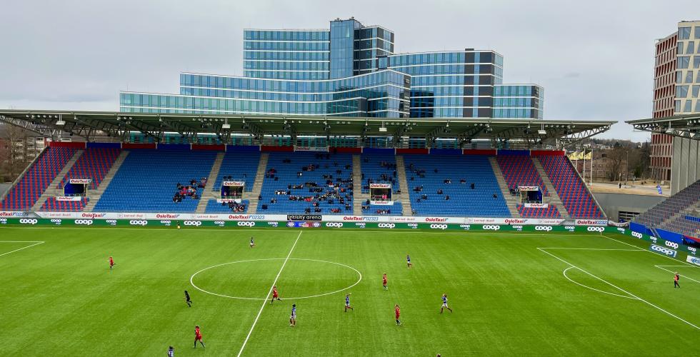 Vålerenga spiller mot Røa. Bildet er et oversiktsbilde av Intility Arena