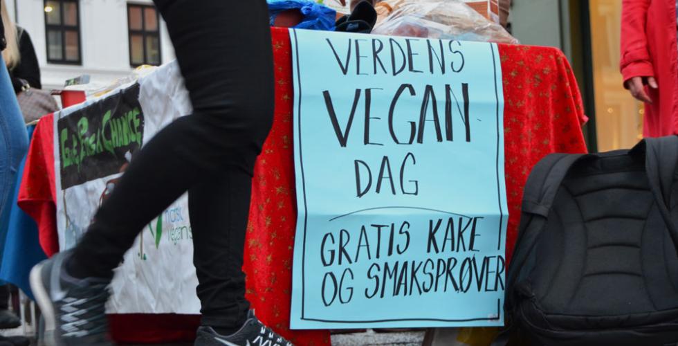 Plakat henger på bod, plakaten sier "verdens vegan dag, gratis kake og smaksprøver"