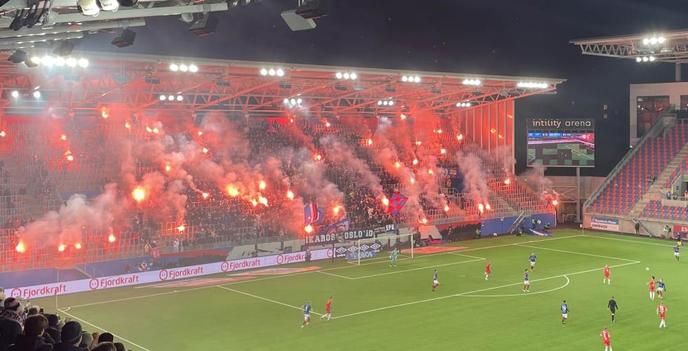 Blussing fra Vålerenga-supportere på tribunen 