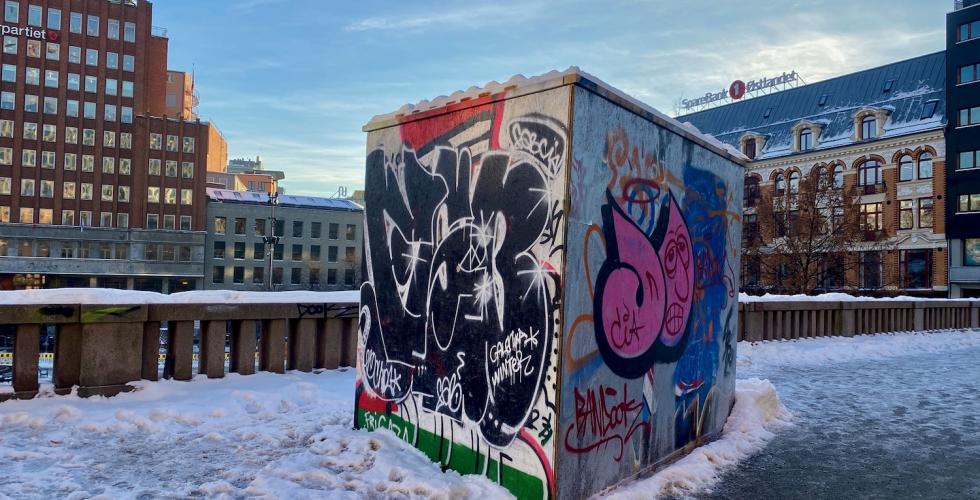 Bilde av en tagget vegg på Youngstorget i Oslo