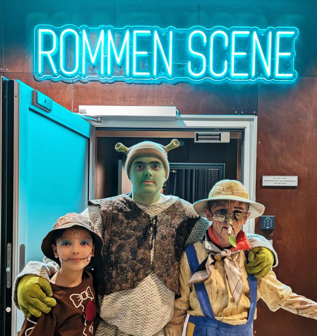 tre gutter til kamera, utkledd som pepperkakemannen, shrek og Pinocchio