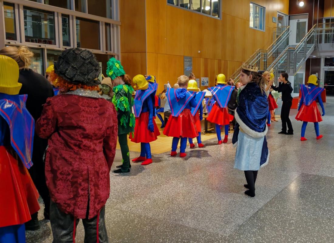 skuespillere st&aring;r og venter p&aring; &aring; bli sminket