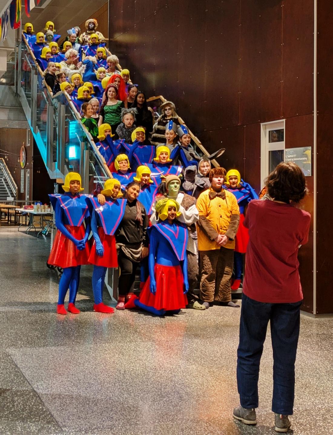 Alle skuespillerne fra Shrek i en trappegang for fellesbilde