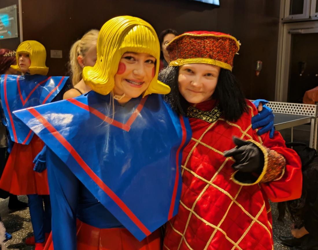 To jenter smiler til kamera, utkledd som duloc og Lord Farquaad