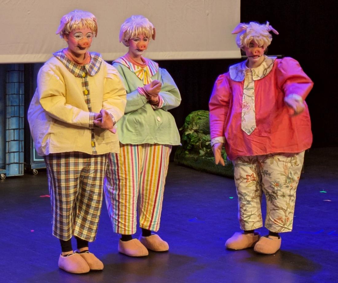 tre jenter utkledd som griser