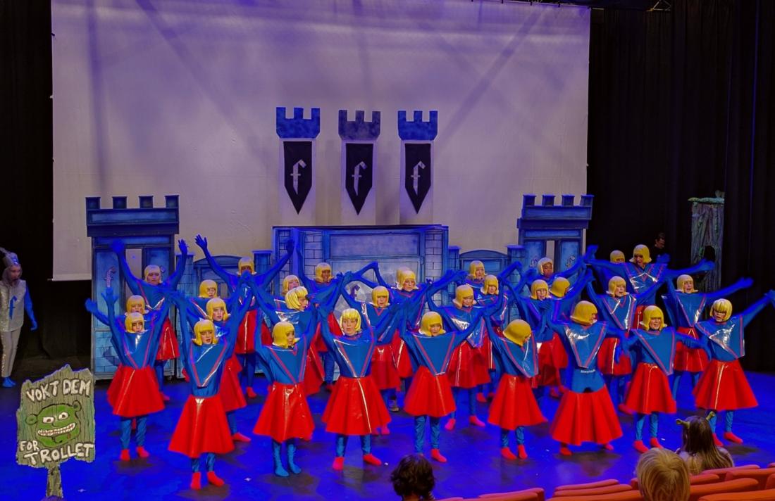 Alle skuespillerne i Duloc st&aring;r foran slottet og danser