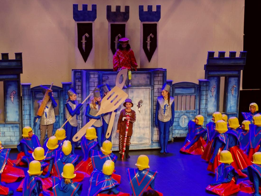 Scenebilde fra Shrek jr. pepperkakemannen trues med bakeredskaper