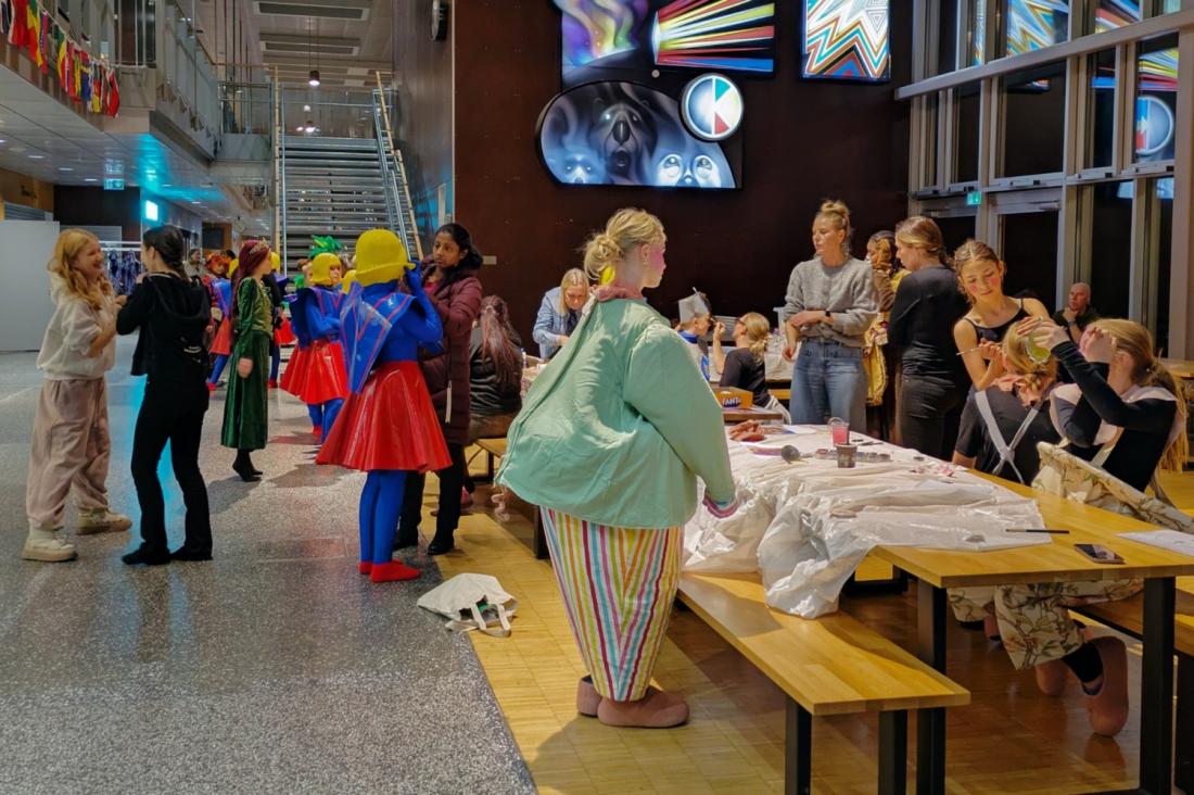 Skuespillere sminkes