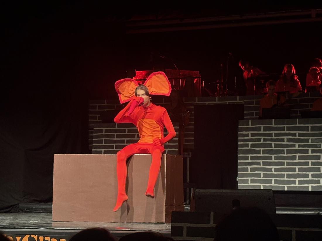 Skuespiller utkledd som Fantorangen p&aring; Vallerrevyen 2026